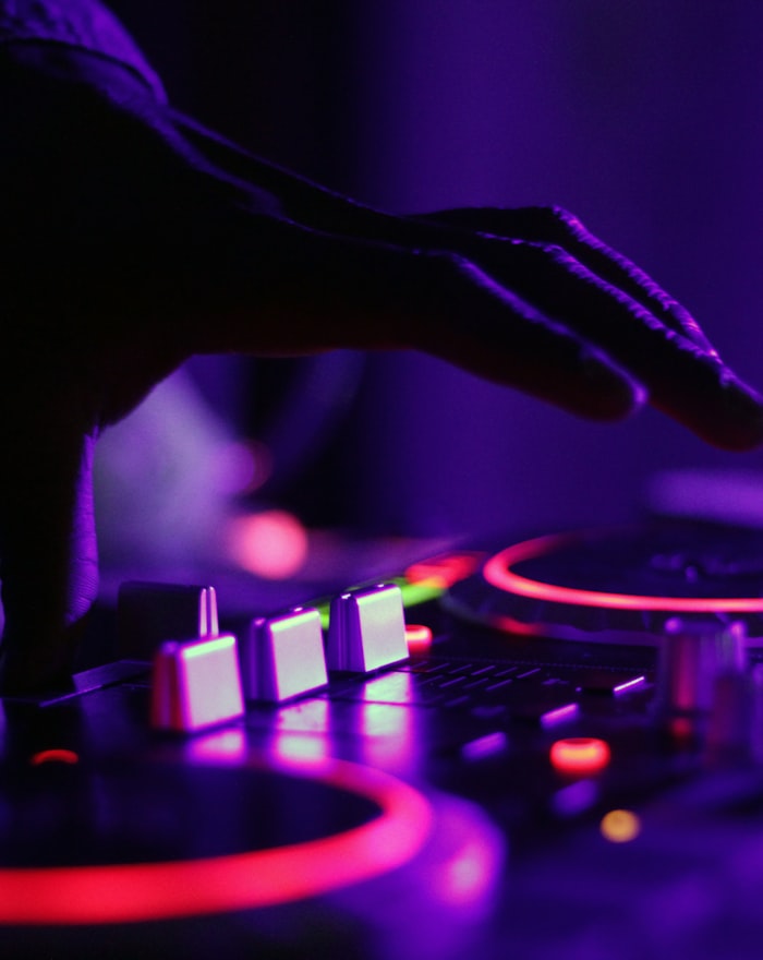 DJ legt auf an der Bar im Café Bar Cuba Graz